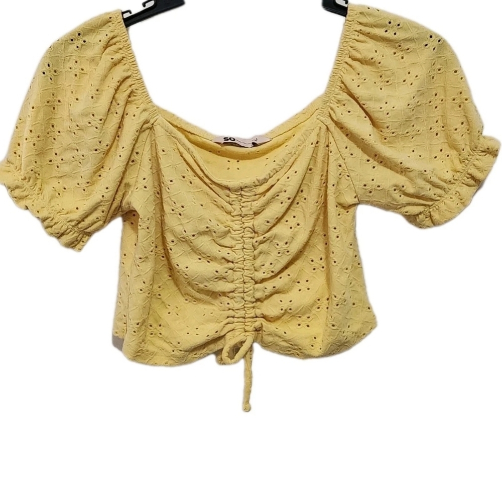 SO Juniors' L Cinch Front Puff Sleeve Cropped Eyelet Top Yellow Peasant Boho